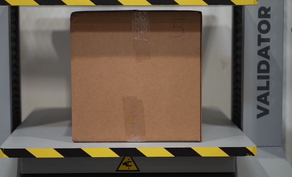 LSO conducting an ISTA 2A compression test on a cardboard.