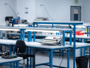 Spacious and well-lit Class 7 cleanroom facility equipped with workstations and tools for medical device manufacturing and assembly.Spacious and well-lit Class 7 cleanroom facility equipped with workstations and tools for medical device manufacturing and assembly.