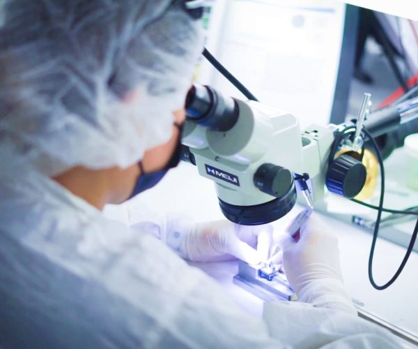Medical Device Assembly – Life Science Outsourcing Technicians working in a sterile cleanroom assembling medical devices, representing LSO’s full-service manufacturing capabilities.
