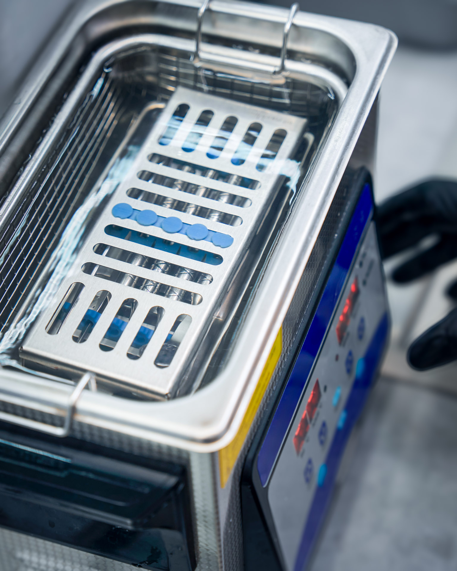 Ultrasonic cleaning of medical components before passivation in a controlled lab environment